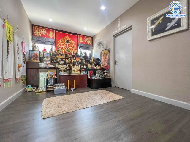 *****บ้านเดี่ยวมือสองย่านกรุงเทพฯ ม.ไลฟ์บางกอกบูเลอวาร์ด รามอินทรา เนื้อที่กว้างขวางเกือบ 65 ตร.ว. ฟังก์ชัน 4 ห้องนอน 4 ห้องน้ำ ที่จอดรถ 2 คัน บนทำเลแห่งการเดินทาง ใกล้รถไฟฟ้าสายสีชมพู "สถานีนพรัตนราชธานี" และทางด่วน "พระราม2-กาญจนาภิเษก"